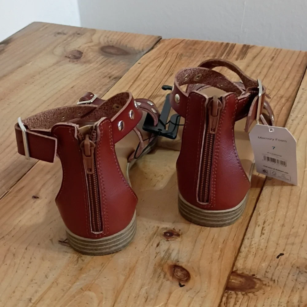 Time & Tru Brown Studded Faux Leather Memory Foam Gladiator Sandals Size 7 NWT